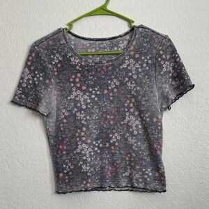 American Eagle medium lettuce hem cropped tee shirt floral